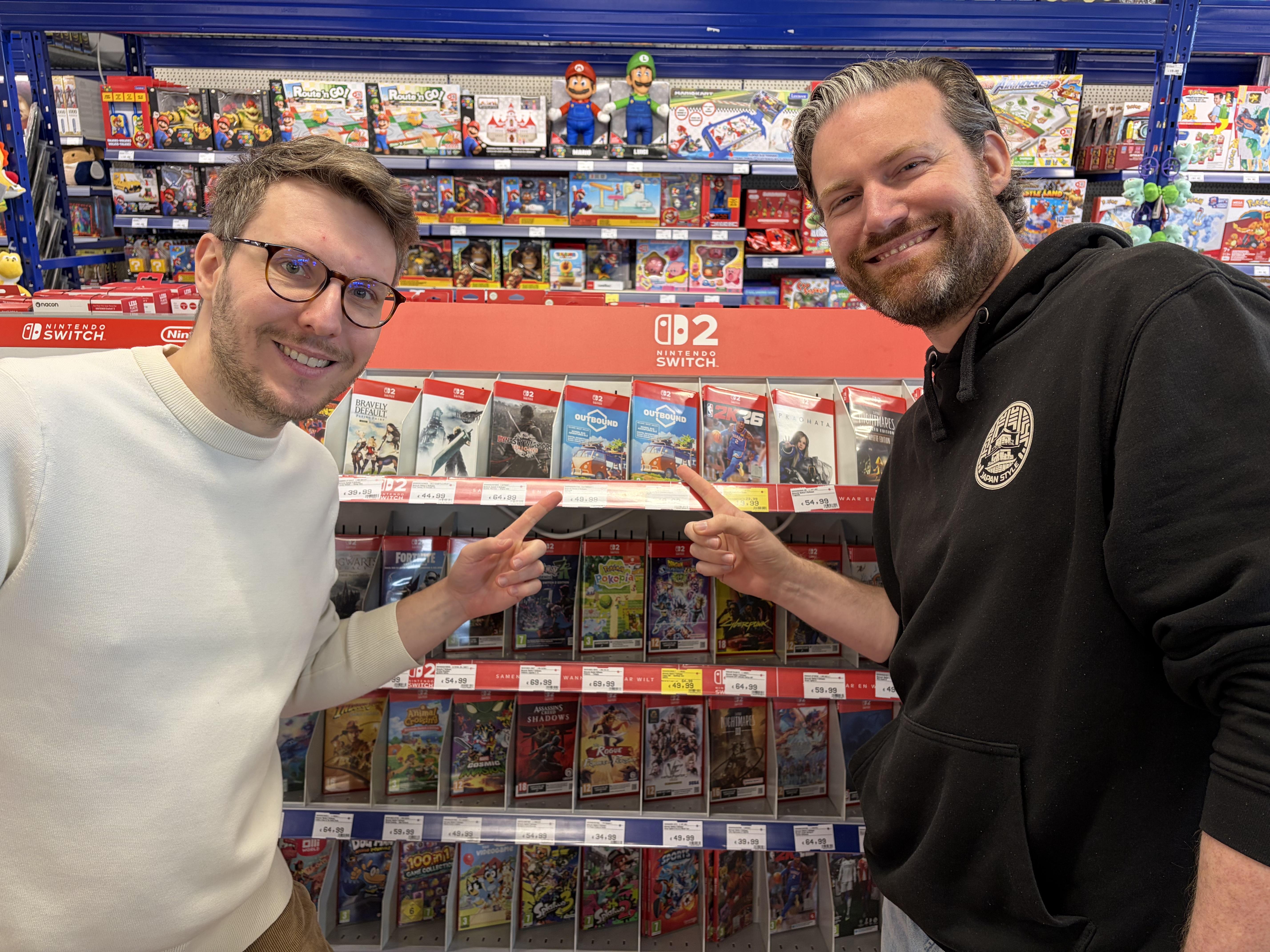 Tobias Schnackenberg en Marc Volger met hun net verschenen game Outbound.