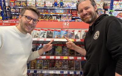 Tobias Schnackenberg en Marc Volger met hun net verschenen game Outbound.