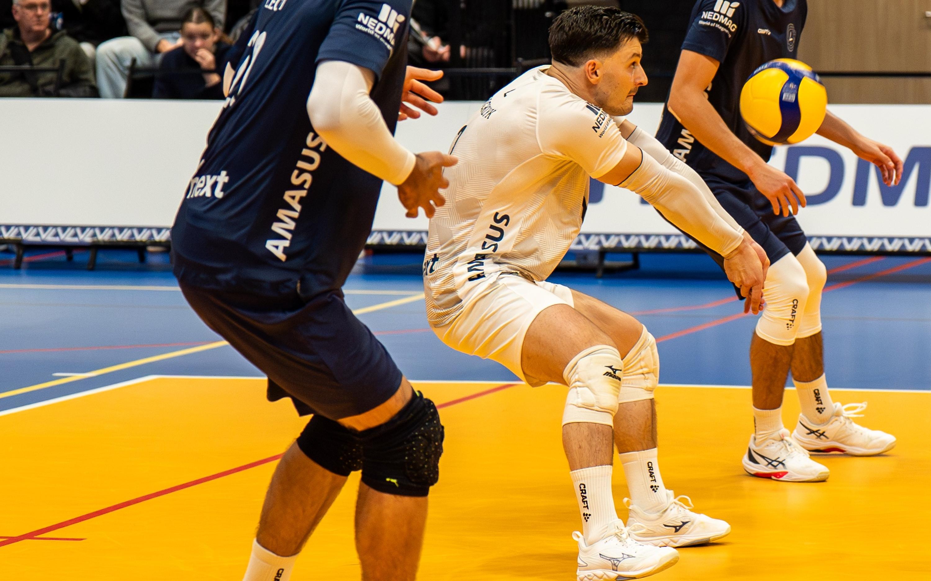 Libero Darian Picklyk (in het wit) maakte Liam Kristjanson warm voor een overstap naar Lycurgus.