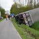 De vrachtwagen met watertanks kantelde en viel op z'n kant over de sloot.