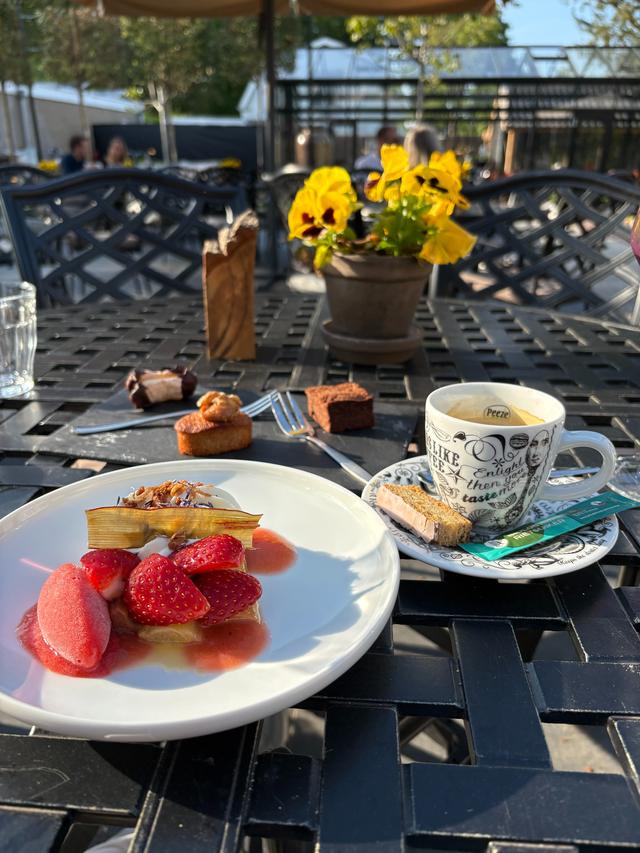 Het verrassingsdessert en friandises.