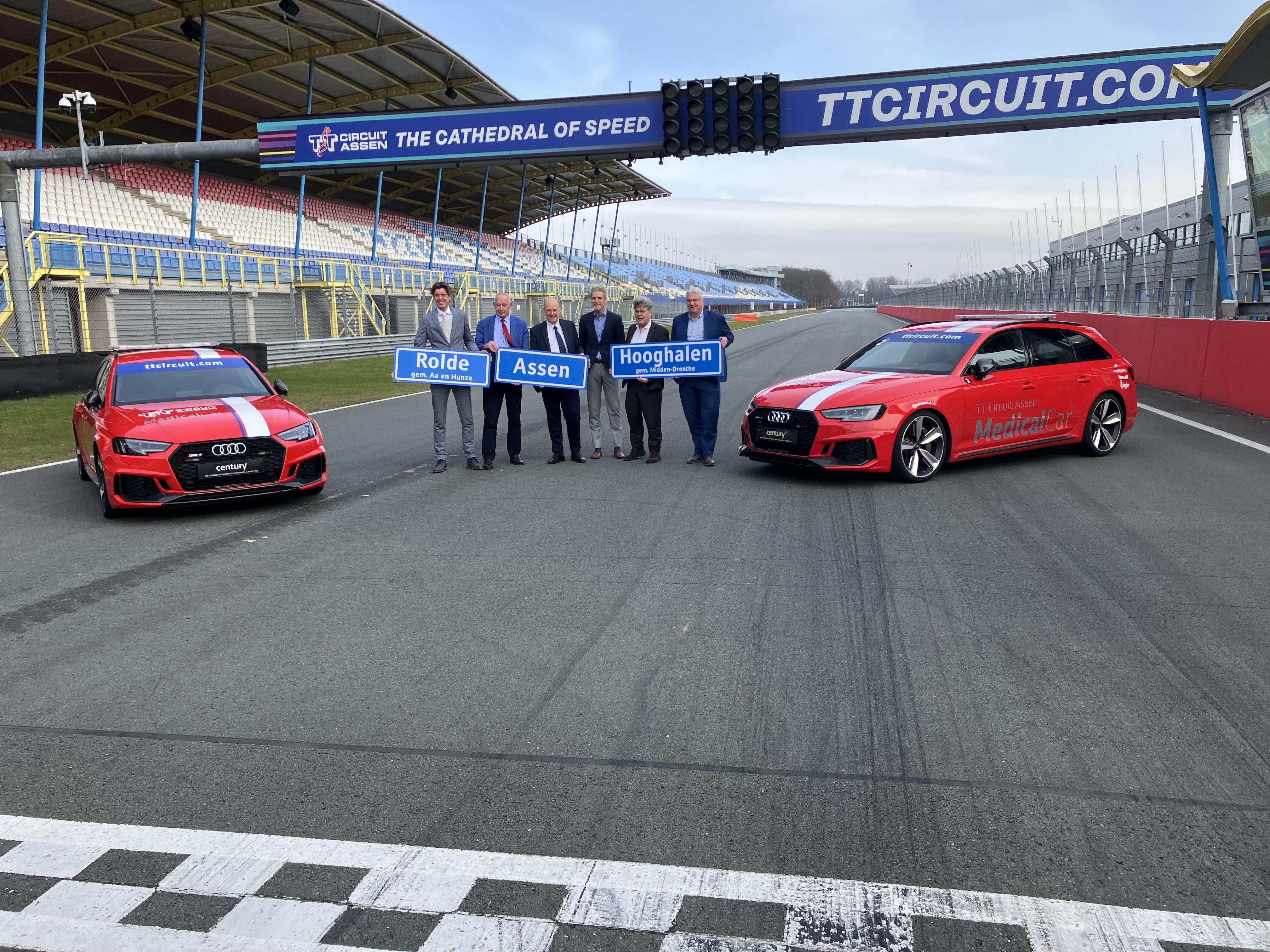 Stefan Zevenberg (derde van rechts) poseert op het circuit met de betrokken beleidsmakers.