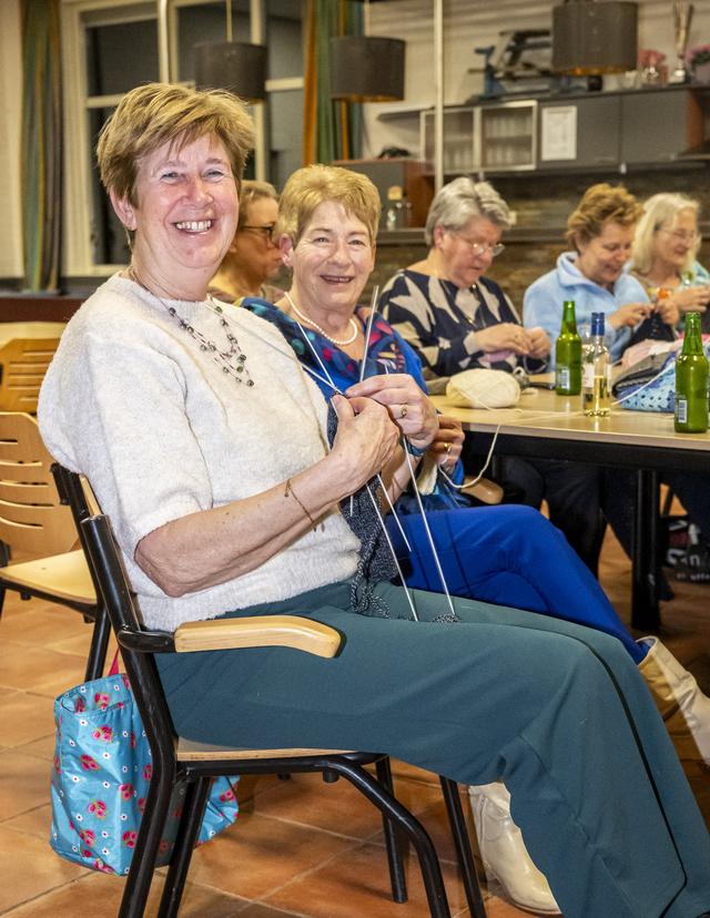 Mariette Blouw in het handwerkcafé in Assen. 