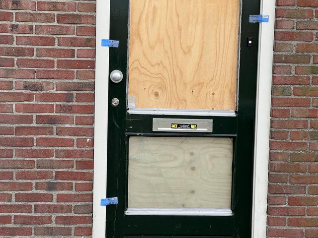 De deur van dit drugspand is verzegeld door de politie. Foto: DVHN