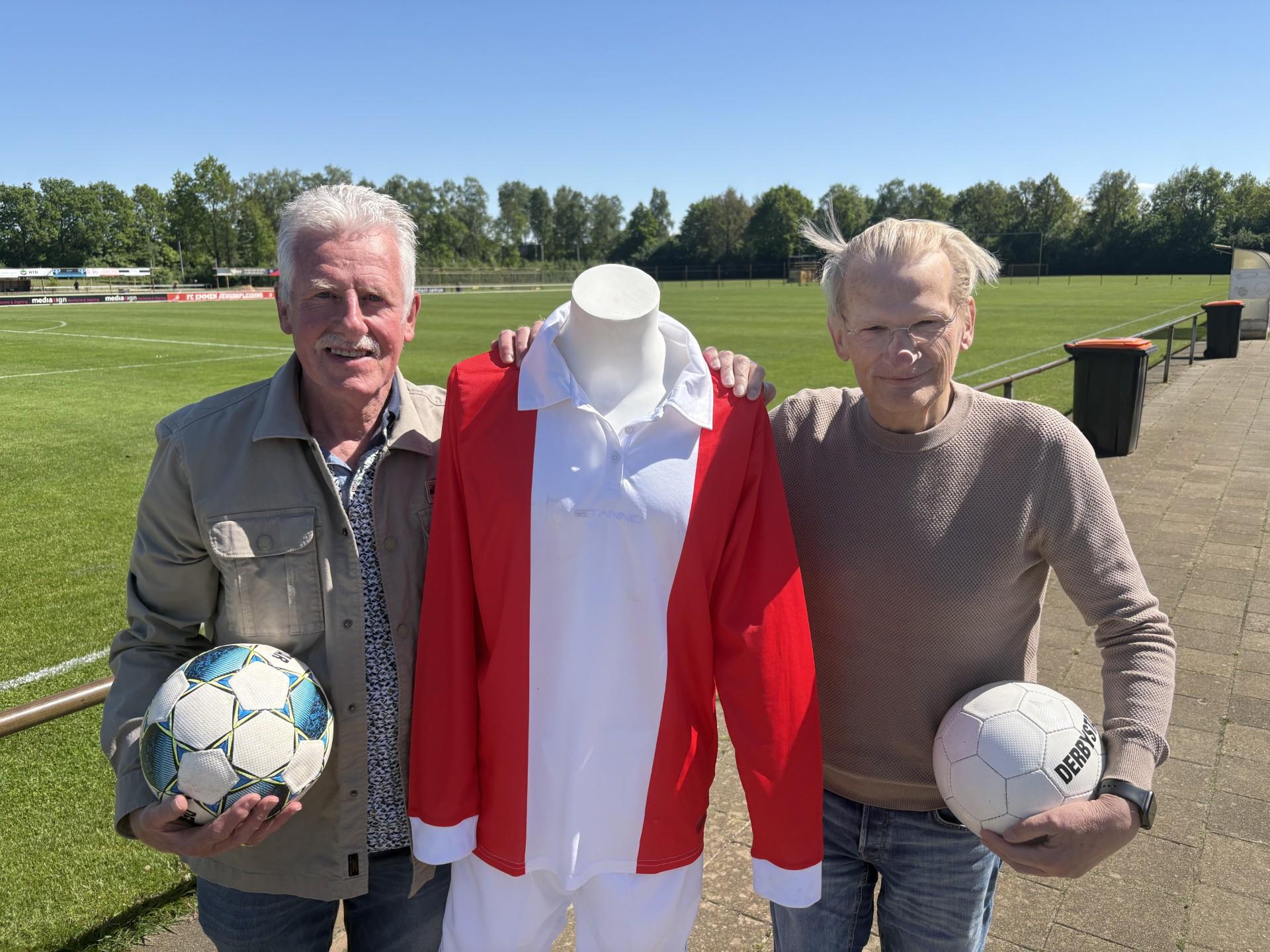 Bert Koopman (links) en André Timmer bij het hoofdveld van hun VV Emmen. Samen zijn ze meer dan 110 jaar lid van de club.