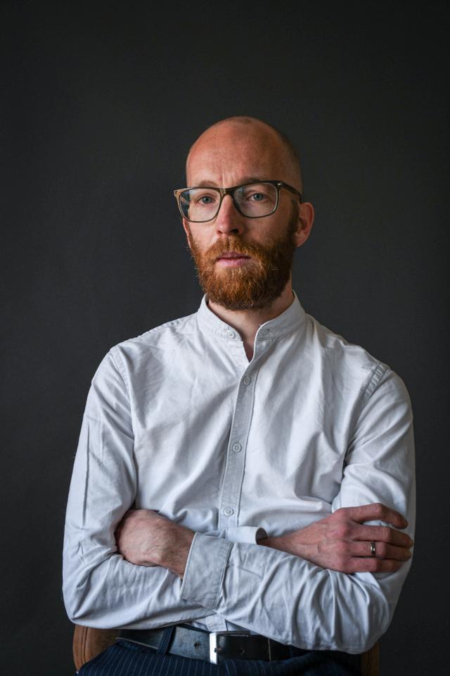 Roelof Schipper debuteert als 'dichter' met de bundel 'bleke gesp, beige zoom'.