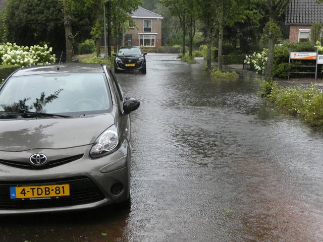 Hevige regenval zorgde zondag voor wateroverlast in meerdere straten in Beilen.