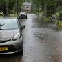 Hevige regenval zorgde zondag voor wateroverlast in meerdere straten in Beilen.