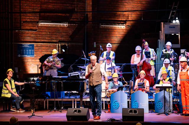 theaterdirecteur Daniël Wever en De Eemsmond Bigband. 