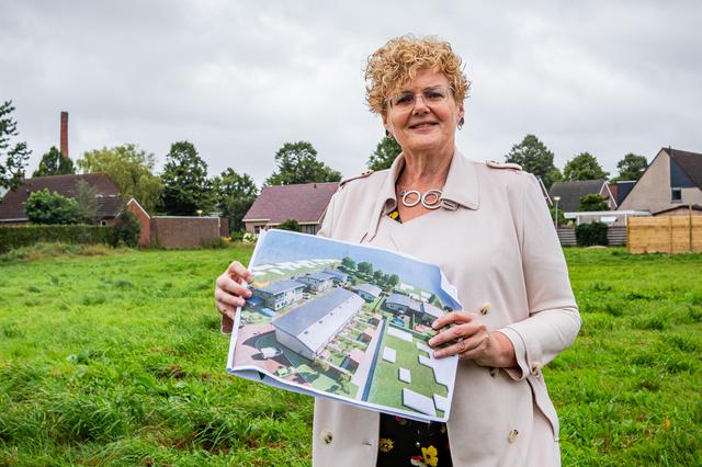 Wethouder Ellen van Klaveren op de locatie aan de Schoolstraat in Oude Pekela waar woningen van hennep worden gebouwd. 