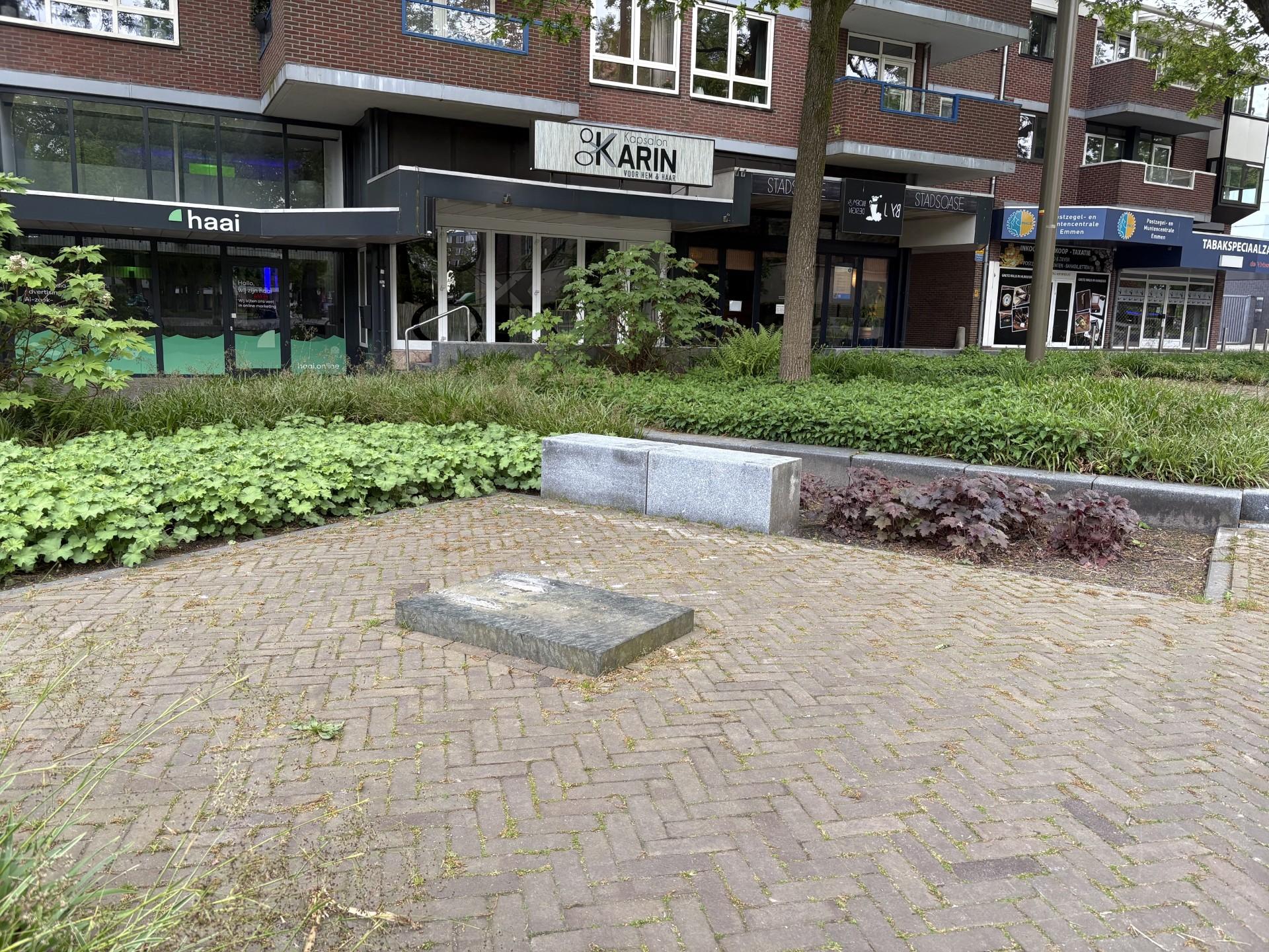 Het beeld lag op zijn kant en is door medewerkers van de gemeente meegenomen. 