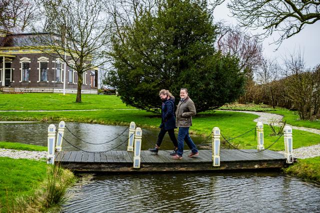 Stijn en Lot van Rassel in hun slingertuin. 