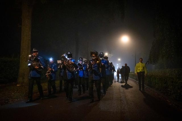 Onder leiding van de Harmonie uit Vries wandelen burgemeester en wethouders naar het centrum van Zuidlaren.