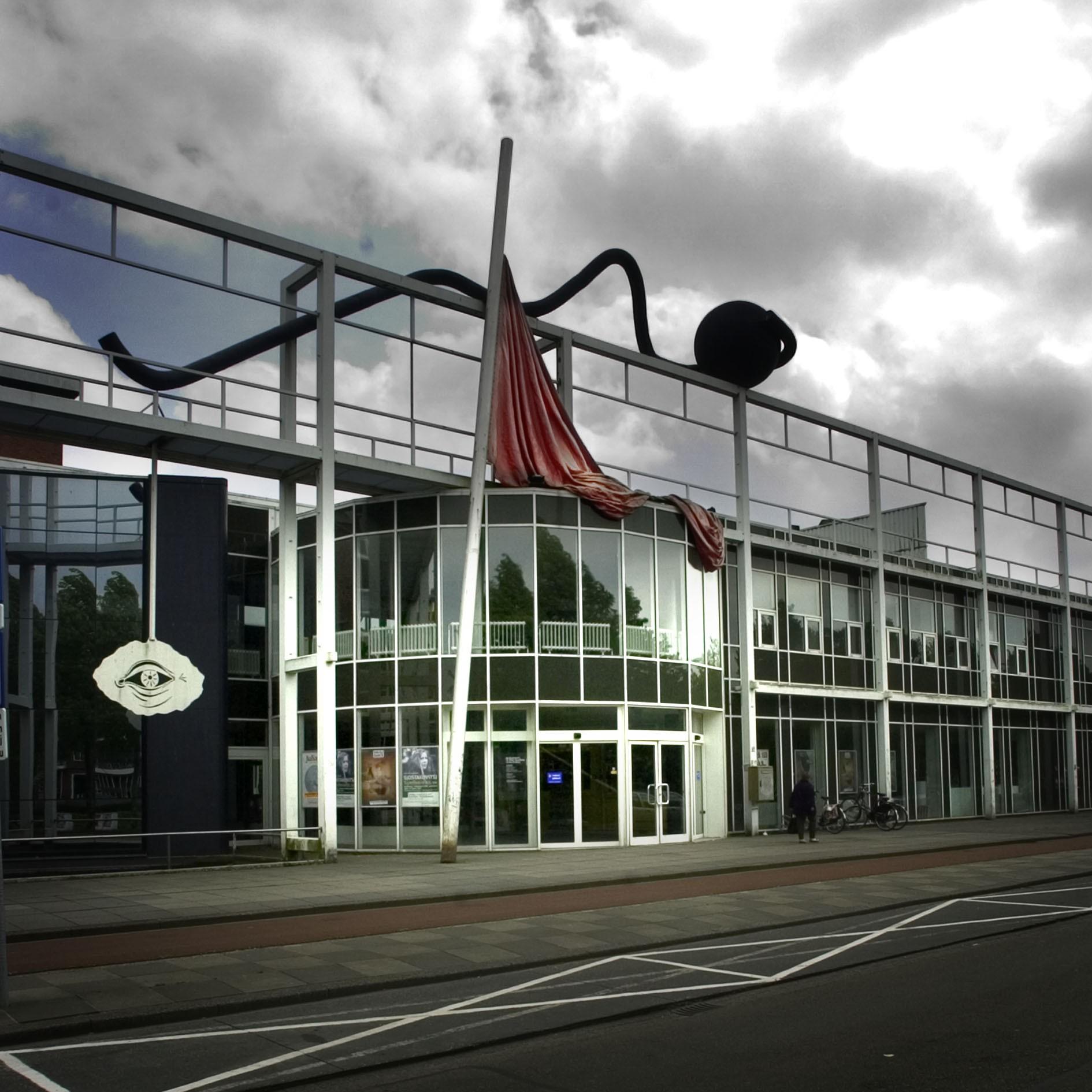 De ingang van het huidige cultuurcentrum De Oosterpoort aan de Trompsingel in Groningen.