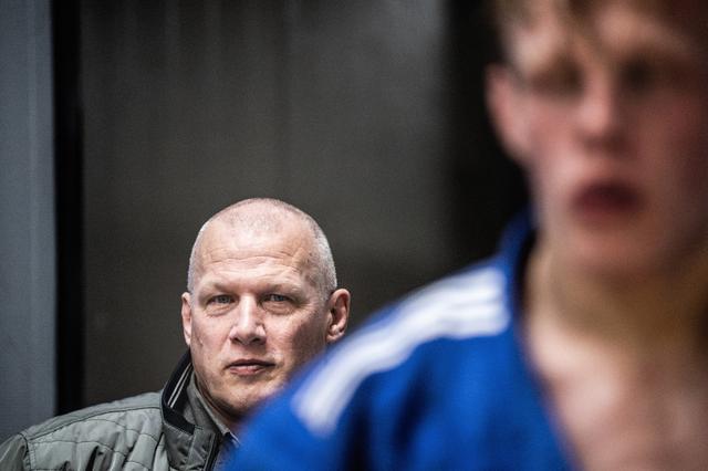 Vader Peter van Oostrum bekijkt de training van zijn getalenteerde zoon Lars.