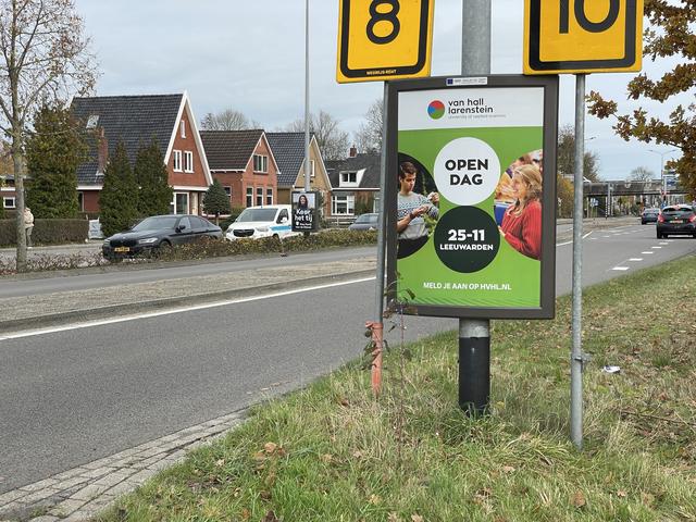 In Groningen hangen zo'n 800 van deze en andere borden van de gemeente.