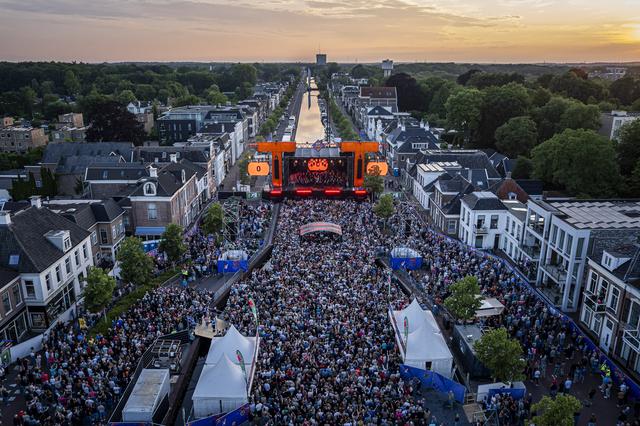 Het drijvende podium op de Vaart tijdens het TT Festival 2025.