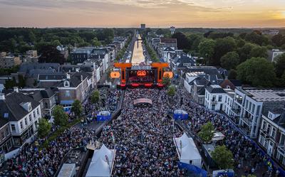 Het drijvende podium op de Vaart tijdens het TT Festival 2025.