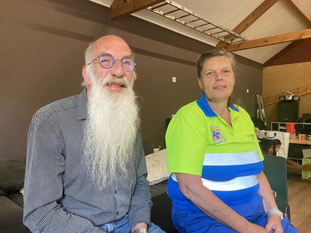 Willem van der Krogt bij de EHBO-post. Hij loopt tijdens de Drentse Wandelvierdaagse één keer 80 kilometer en drie keer 40 kilometer. 