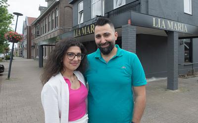 Serob Serob en Heba Kadah bij hun restaurant in Nieuw-Amsterdam. Het bedrijf is genoemd naar hun dochters Maria en Liana. 