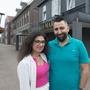 Serob Serob en Heba Kadah bij hun restaurant in Nieuw-Amsterdam. Het bedrijf is genoemd naar hun dochters Maria en Liana. 