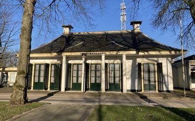 Het voormalige kantongerecht in het Emmer centrum. Zorginstelling De Hooimijt heeft het monumentale pand na zo'n zeven jaar verlaten.