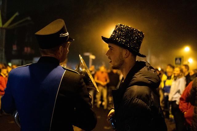 De Harmonie uit Vries baant zich een weg door de feestende menigte.