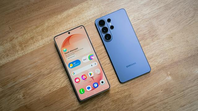 De Samsung S26 Ultra. Voor- en achterkant.