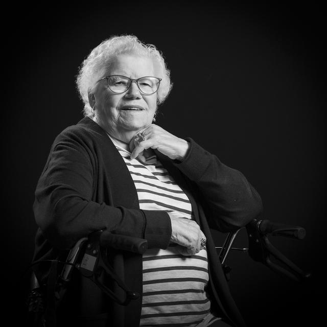 Annie Slot (85) uit Oosterhesselen verblijft in het Jannes van der Sleedenhuis in Hoogeveen: ,,Voor Facebook hebben ze hebben de letters groter gemaakt, zodat ik daar makkelijker mee kan werken. Als er iemand jarig is kan ik diegene feliciteren.’’