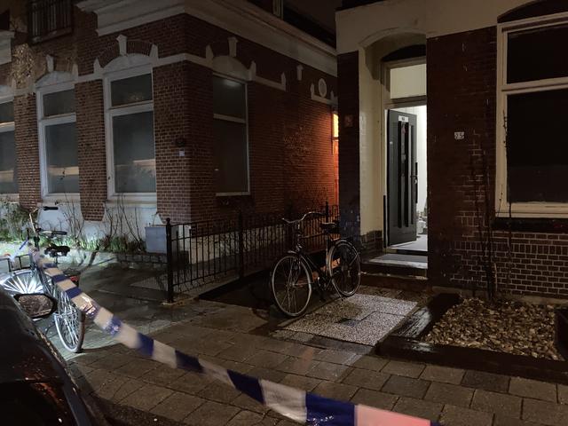 De politie doet onderzoek in het pand aan de Stationsweg in Hoogezand waar een 37-jarige man is omgekomen bij een steekpartij.