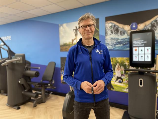 Erik Kienhuis van Fysiotherapie Peelo in Assen in de vernieuwde oefenruimte en EGYM.