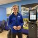 Erik Kienhuis van Fysiotherapie Peelo in Assen in de vernieuwde oefenruimte en EGYM.