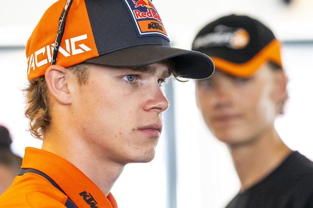 Moto2-coureur Collin Veijer uit Staphorst, met Zonta van den Goorbergh op de achtergrond.