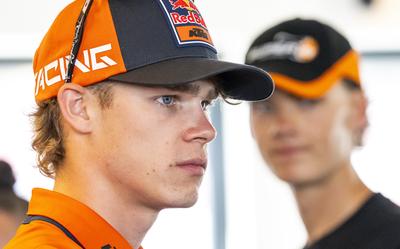 Moto2-coureur Collin Veijer uit Staphorst, met Zonta van den Goorbergh op de achtergrond.