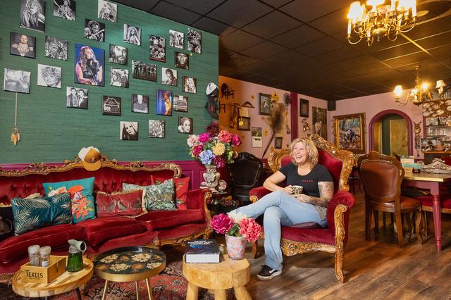 Naomi Huberts van lunchroom Nooms in de Hoofdstraat in Zuidwolde. 