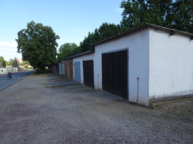                                
De garageboxen werden tegen de heuvel gebouwd toen de inwoners van Tarthun na de val van de Muur ineens een auto konden aanschaffen.                               