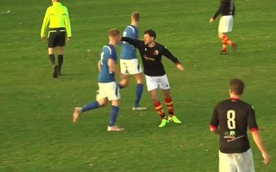 Het moment dat Mark-Jan Fledderus de klap uitdeelt. 