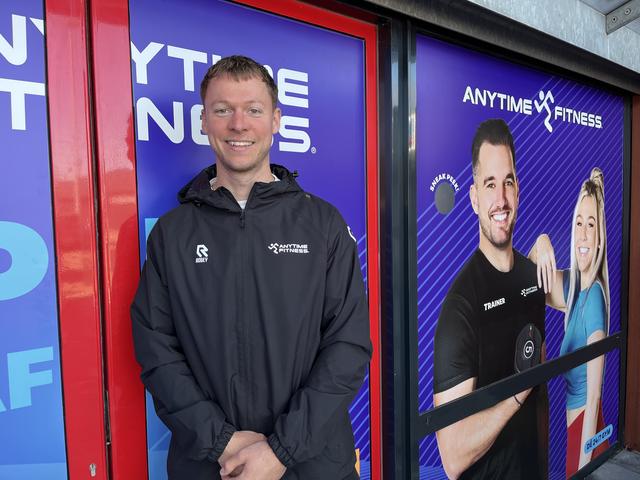 Clubeigenaar Daan Vrielink (links) bij de entree van fitnesscentrum Anytime Fitness op het Grootwinkelplein Leek.