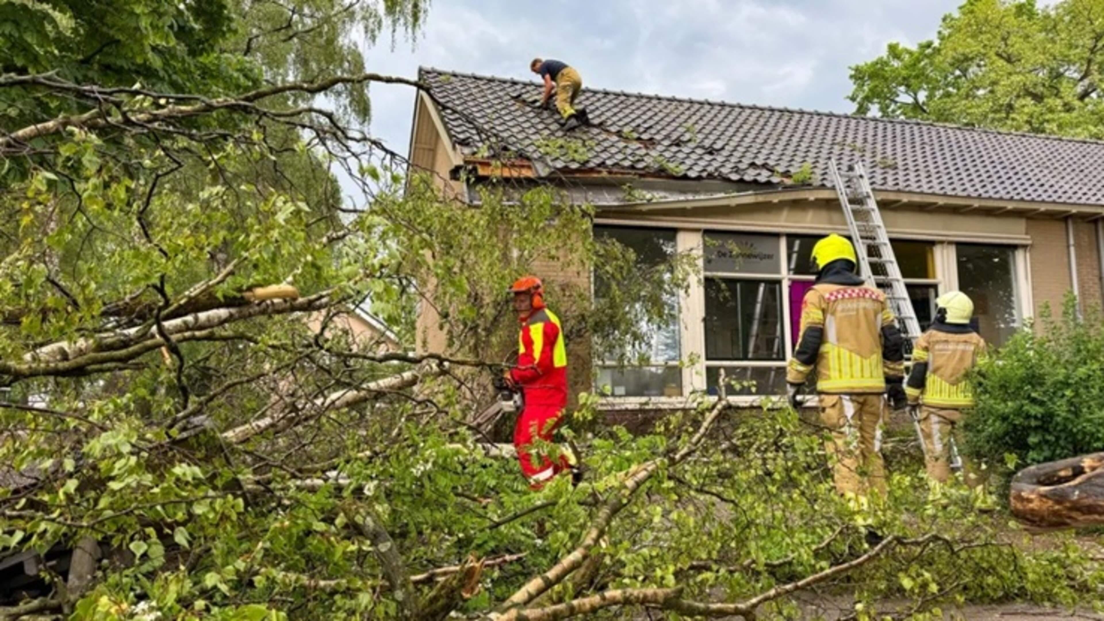 Noodweer veroorzaakt stormschade aan huis, tuin en auto. Lees hier hoe je het regelt met de verzekering.