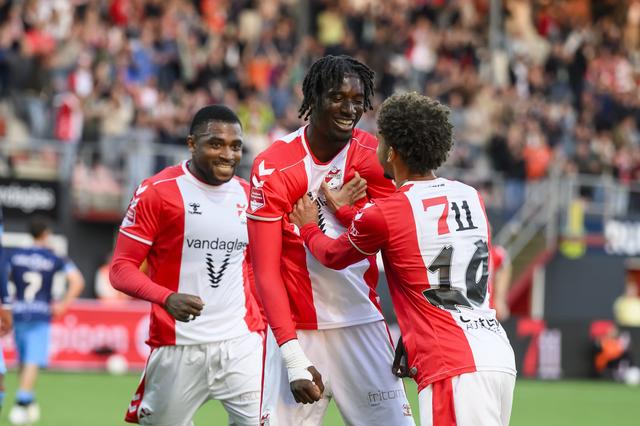 Smaakmaker Kelian Nsona vertrok bij FC Emmen. Franck Evina (links) en Jalen Hawkins (rechts) beginnen zondag aan de voorbereiding.
