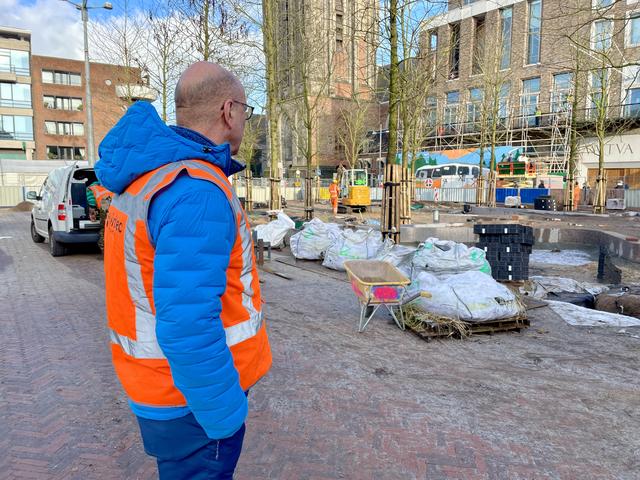 Projectleider Elzo Dijkhuis kijkt naar de werkzaamheden.