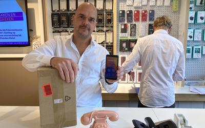 Danny van Wieren van Telecombinatie Van Wieren werkt met T-Mobile mee aan de actie van Leergeld Emmen. Brugklassers uit gezinnen met weinig geld konden maandag hun telefoon bij het bedrijf ophalen. Daarna was er ook nog gratis frisdrank en een muffin bij horecabedrijf De Drie Paardjes, gelegen naast de telefoonwinkel.