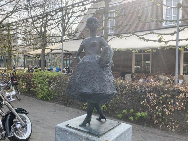 De Teenager, een ander kunstwerk van Pieter Starreveld (1911- 1989). Dit beeld staat in Emmen voor restaurant De Kamer.