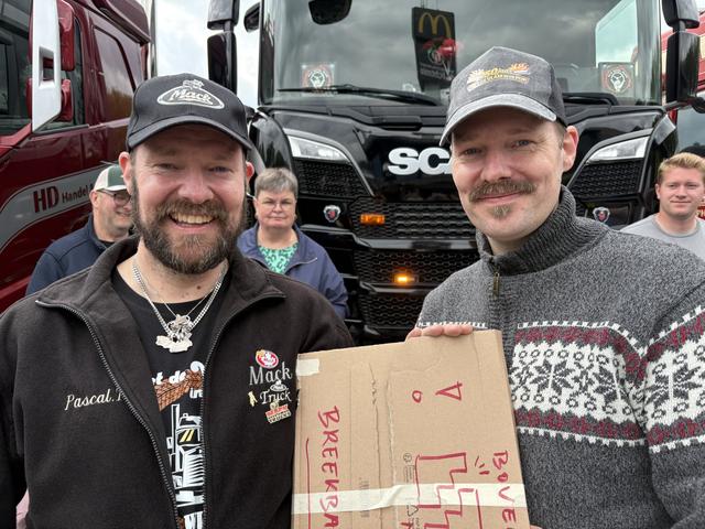 De tweeling Pascal en Erwin Tebbeman uit Meppel, met in hun handen een gezandstraalde plaquette voor Henk Wijngaard. 