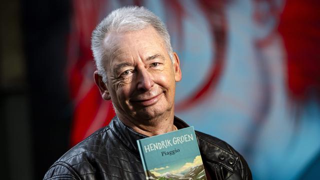 Peter de Smet, beter bekend als Hendrik Groen, met zijn Boekenweekgeschenk 'Piaggio'.