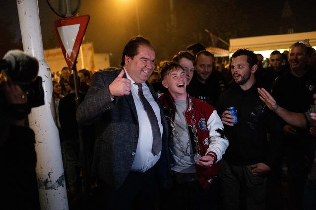 Burgemeester Marcel Thijsen gaat op de foto met feestende jongeren tijdens de opening van de Zuidlaardermarkt.