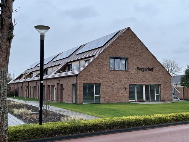 Het nieuwbouwcomplex van de Borgerhof in Opende met negen zorgstudio's staat als gevolg van het faillissement van stichting Droomwonen al geruime tijd leeg.