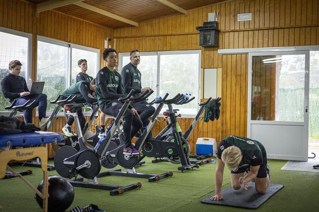 De training van FC Groningen is verplaatst naar de sportzaal, met op de voorgrond Thijmen Blokzijl.