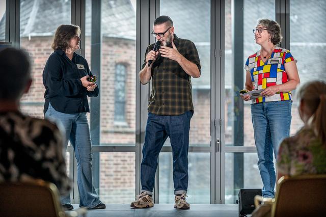 Radiopresentator Jurgen van de Berg, geflankeerd door onderzoekers Jacqueline Verkleij (links) en Martine Zoeteman.