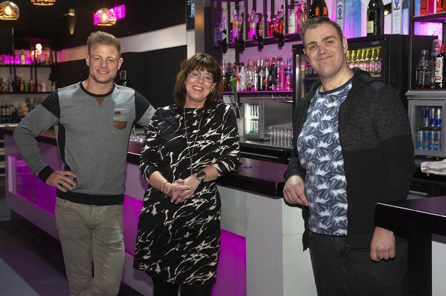 Heidy Lingenaar tussen haar zoons Jeffrey (links) en Dennis. Jeffrey is mede-eigenaar van Limbo in Emmen, Dennis bezoekt daar de speciale uitgaansavonden voor mensen met een verstandelijke beperking.